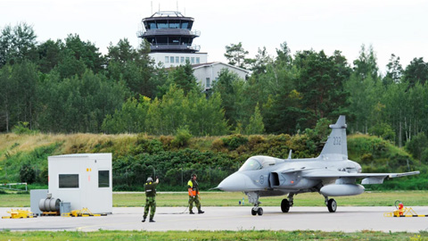 Militärflygplan på flygplats