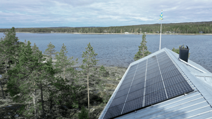 Solpaneler på skärgårdshus