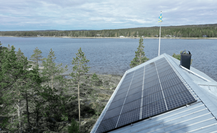 Solpaneler på skärgårdshus