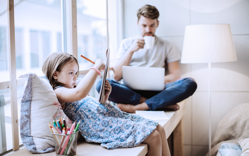 Far och dotter sitter på en bänk i  sitt hus