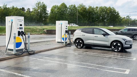 Elbil som laddas på en stor parkering