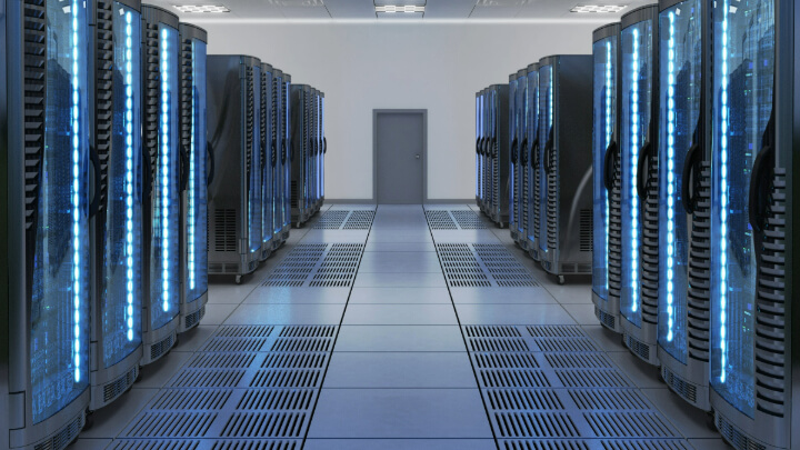Datacenter med en gång flankerad av rader med dataservrar på båda sidor, belysta av blått och vitt ljus.