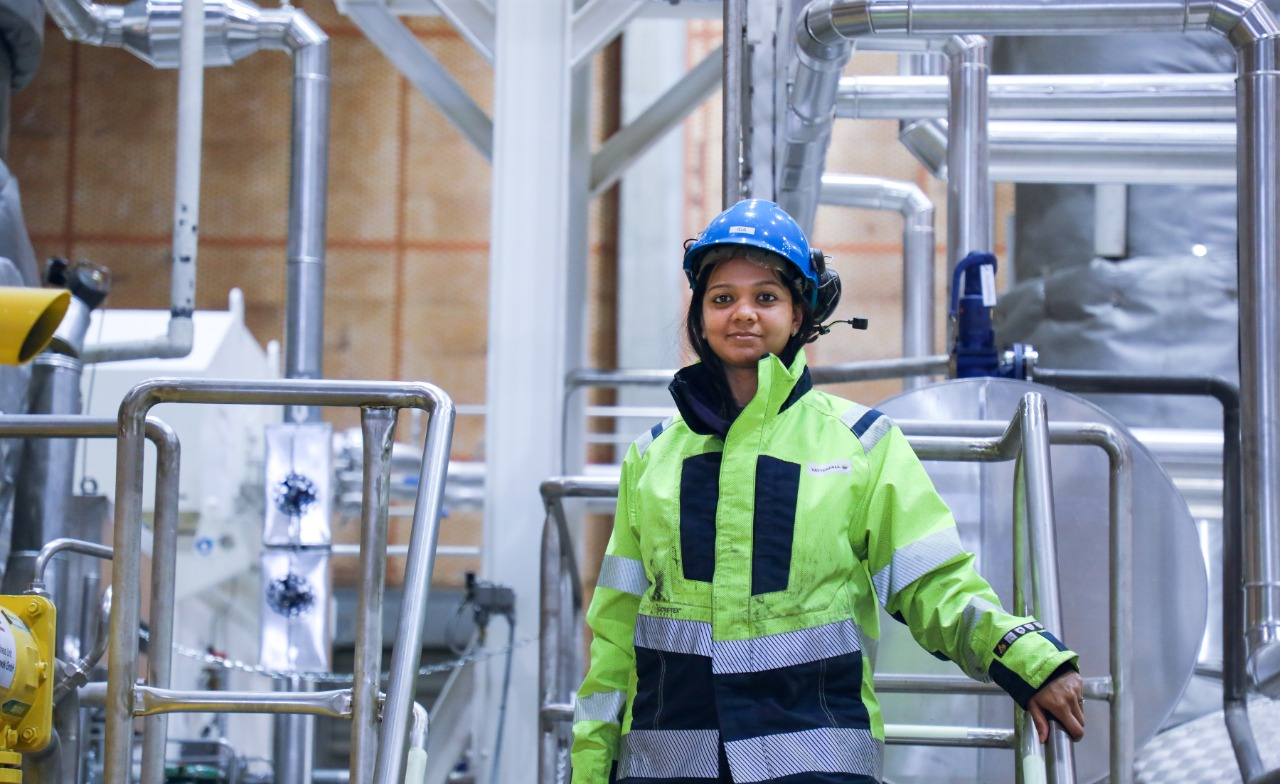 Kvinnlig anställd inne i Uppsala kraftvärmeverk i Sverige